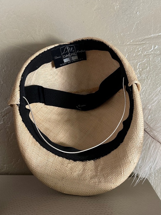 JAUNTY DESIGNER 1940\'s NATURAL STRAW HAT + WHITE OSTRICH FEATHER